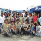 Studenten der medizinischen Fakultät UPAO untersuchen die Kinder