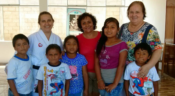 Puente 2015 Lisa mit Lehrerin und Kindern